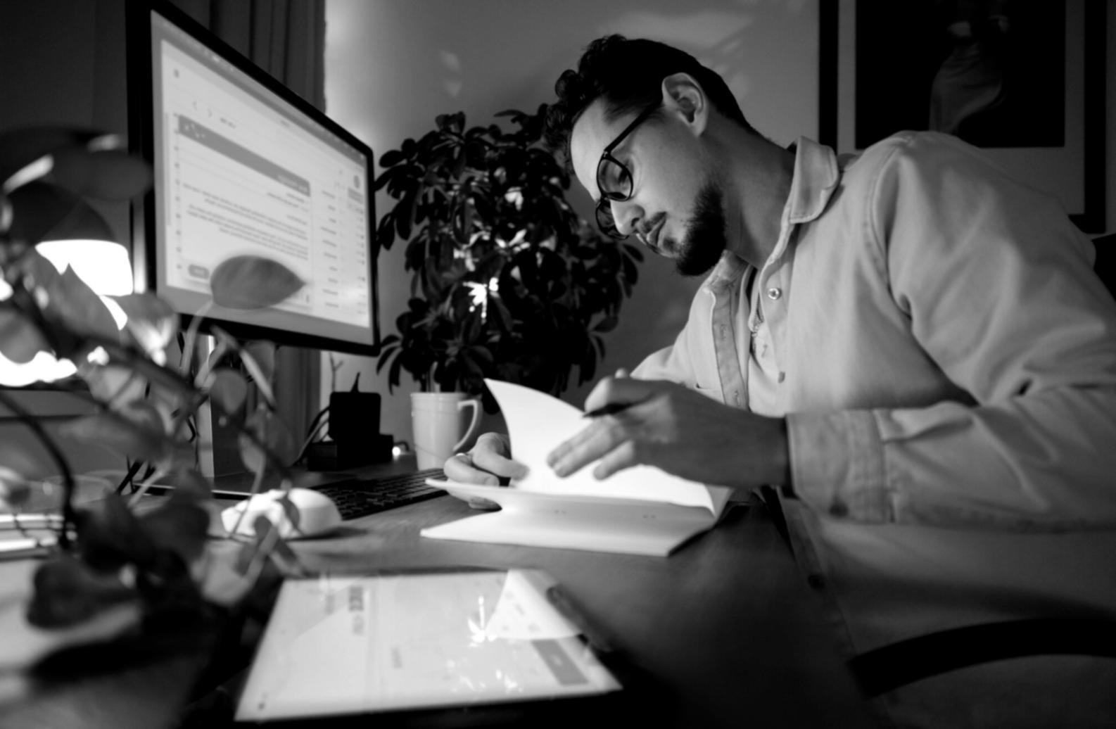 Espacio creativo moderno con herramientas de desarrollo narrativo